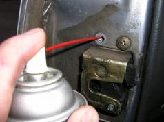 اگر قفل ماشین یخ زده باشد چه باید کرد؟