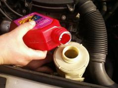 What kind of liquid is poured into the power steering (GUR) Power steering fluid is green